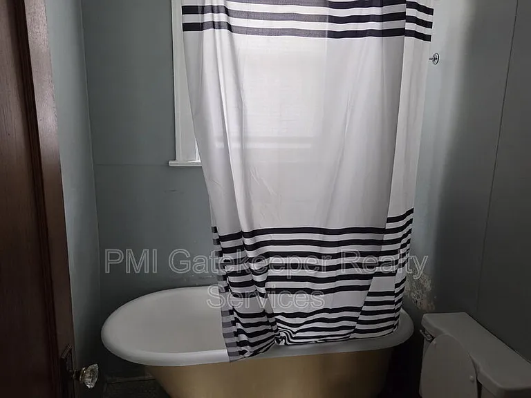 4370 Saint Lawrence Ave #1 — Photo 9