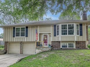 217 SE Country Ln, Lees Summit, MO 64063