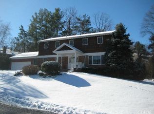 141 Tara Dr, Roslyn, NY 11576