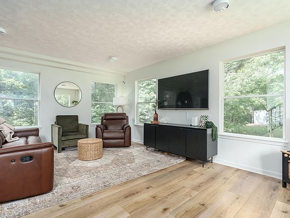 3rd image of 20 Leitch Dr