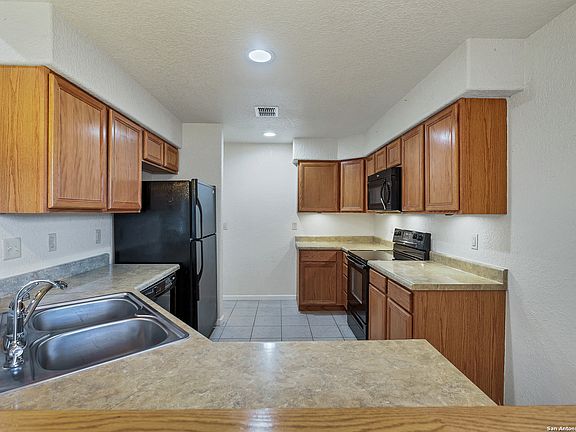 4th image of 1542 Canyon Bend