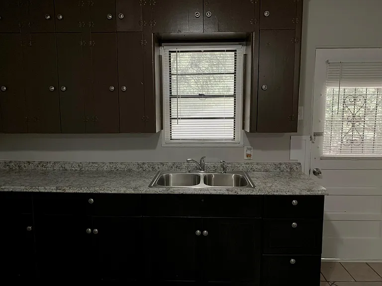 138 Dimmit St — Photo 9