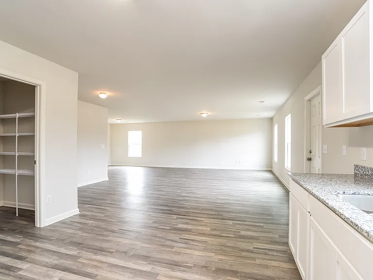 4033 Lake Russell Dr — Photo 8