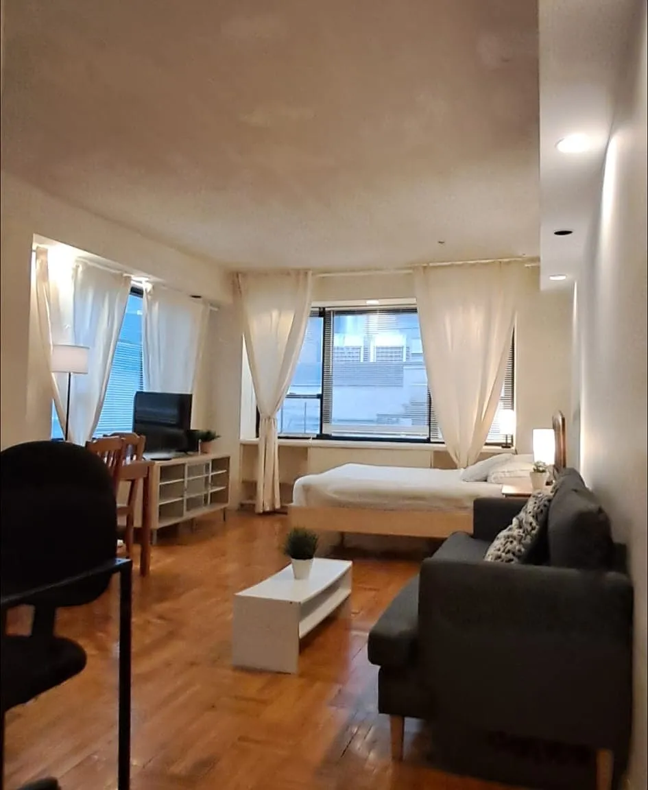 210 East 47th Street — Photo 1