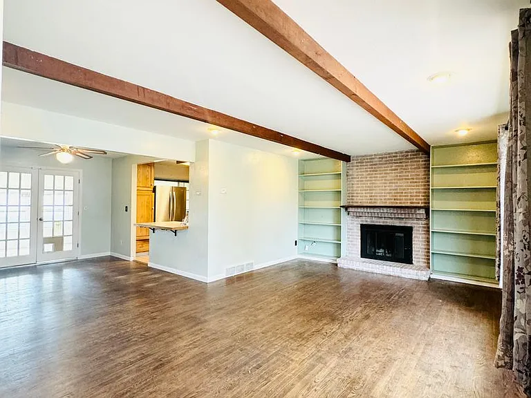 2118 Glenfair Dr — Photo 4