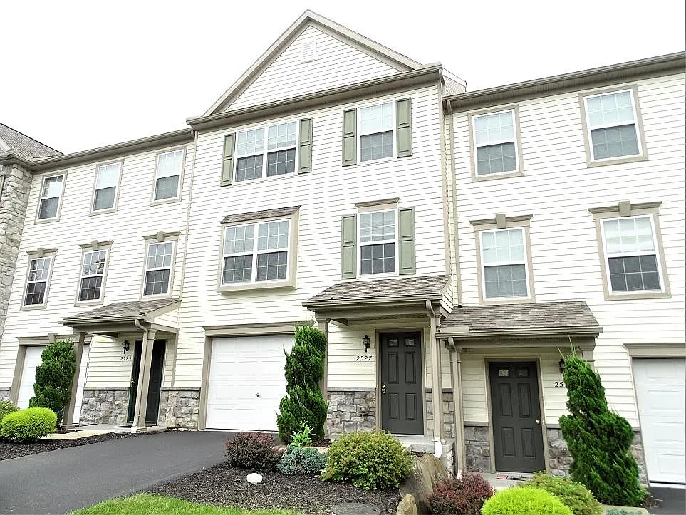 3 bed, 2.5 bath, 1496 sqft, $1,850 — Photo 1