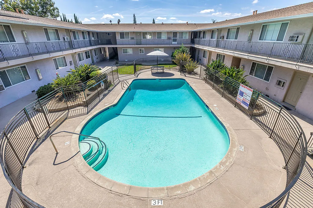 Golden Oaks Apartment — Photo 4