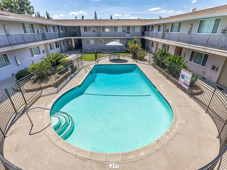 Golden Oaks Apartment — Photo 4