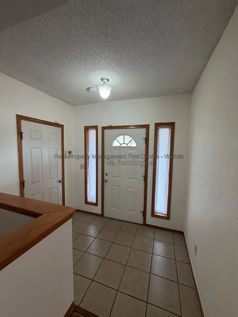 3 bed, 3.0 bath, 2500 sqft, $1,900 — Photo 4