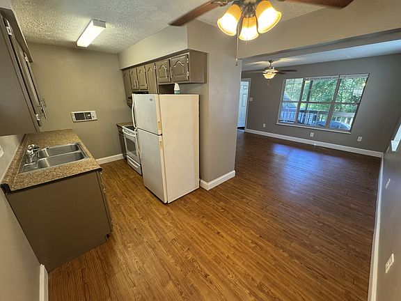 Kitchen (view 1)