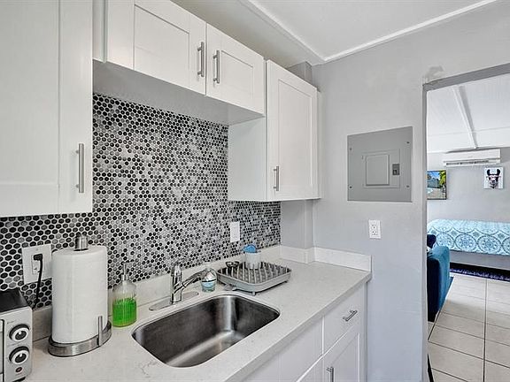 4th image of 207 NE 14th Ave #207