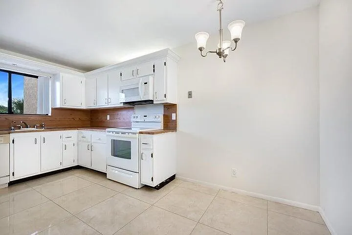 7770 Tahiti Ln #405 — Photo 5