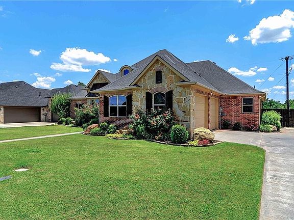 4th image of 1046 Alexis Dr