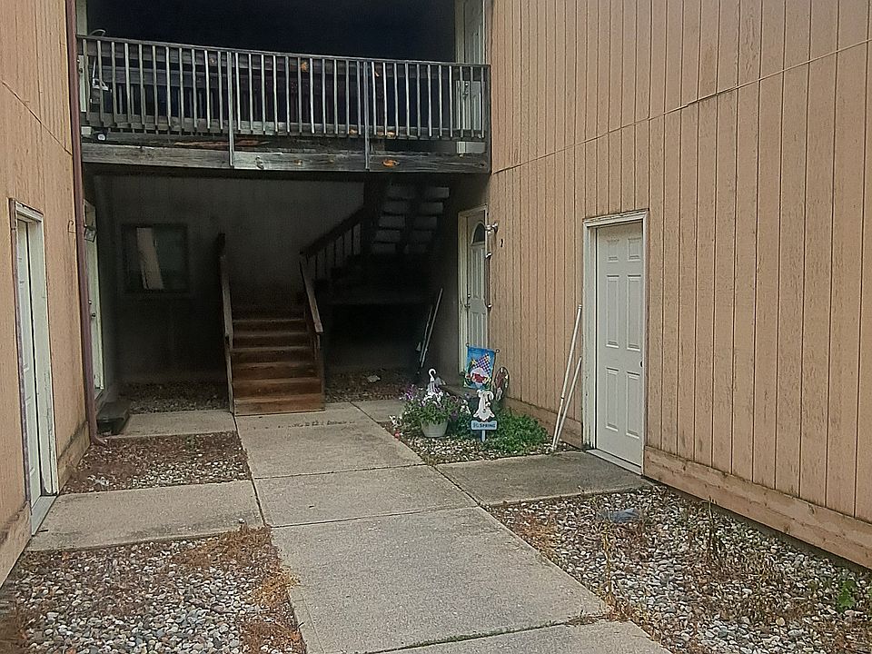 Walkway up to apartment