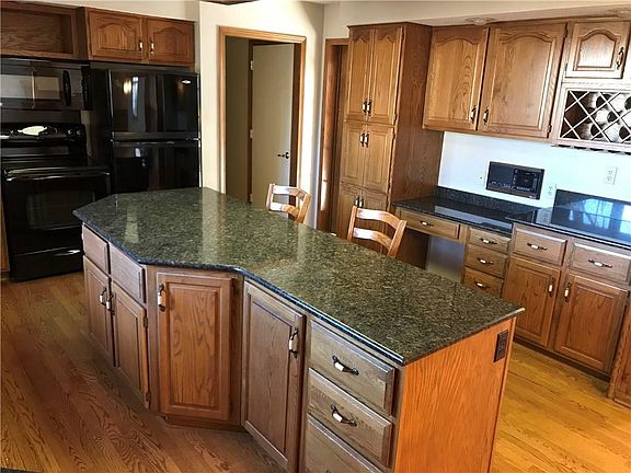 4th image of 806 SW Cohasset Dr