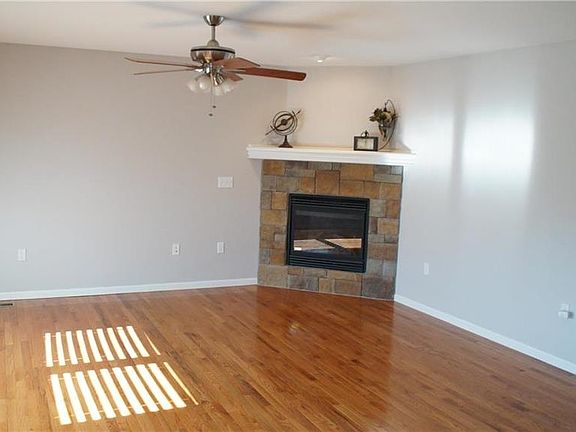 3rd image of 1100 Tamarisk Dr
