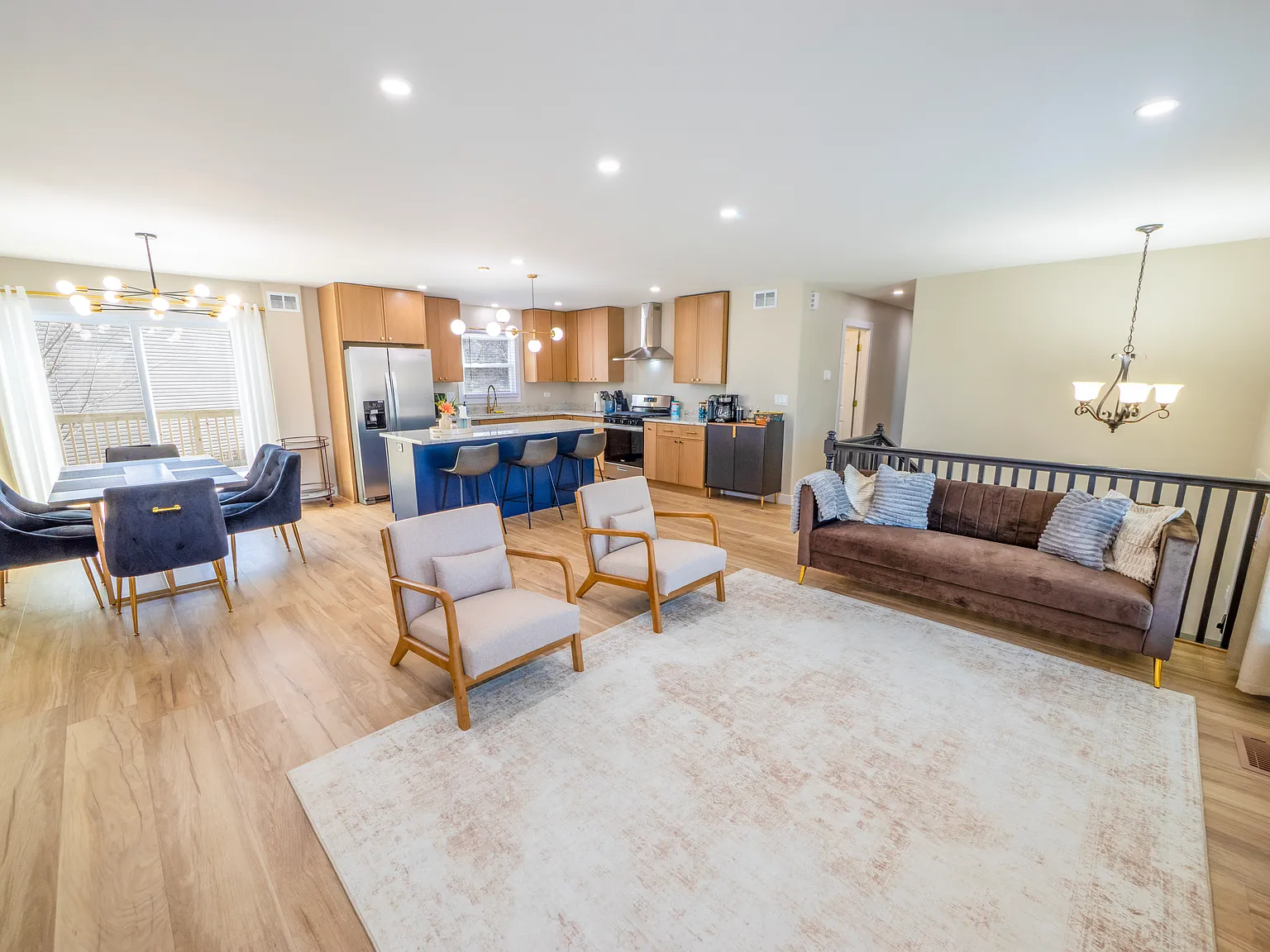 4 bed, 2200 sqft, $8,400 — Photo 2