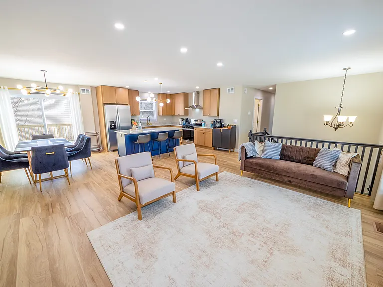 2101 Kensington Dr — Photo 2