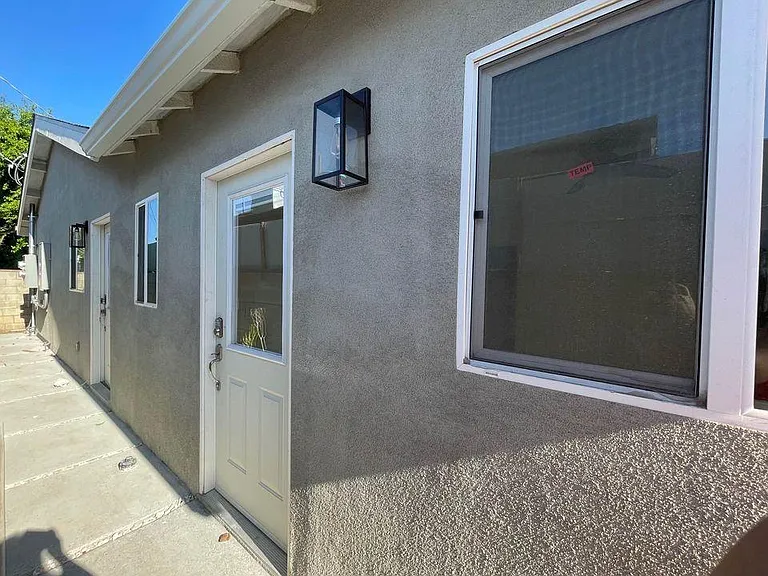 7746 Encino Ave — Photo 2