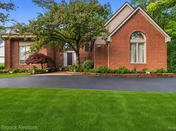 2295 Shore Hill Dr, West Bloomfield, MI 48323