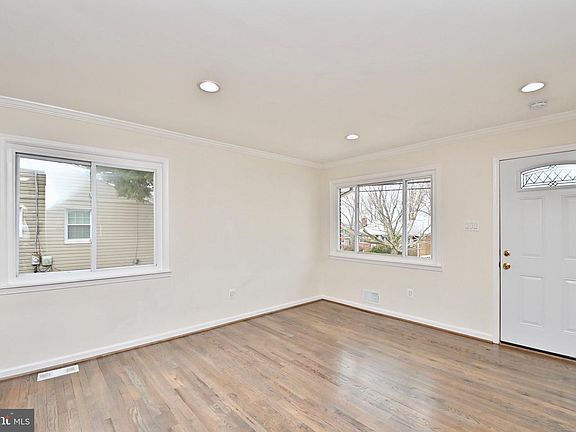 5th image of 16029 Crest Dr