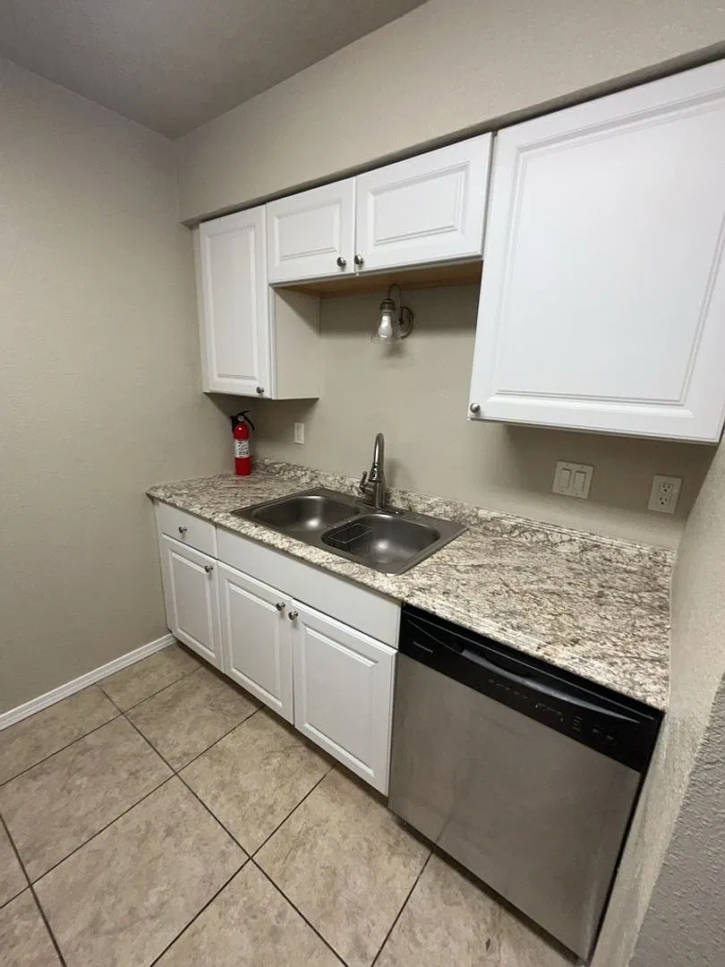 2-bedroom, 1-bathroom home located in the vibrant city of Albuquerque — Photo 4