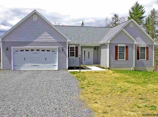 8 Lochvue Dr, Poestenkill, NY 12140