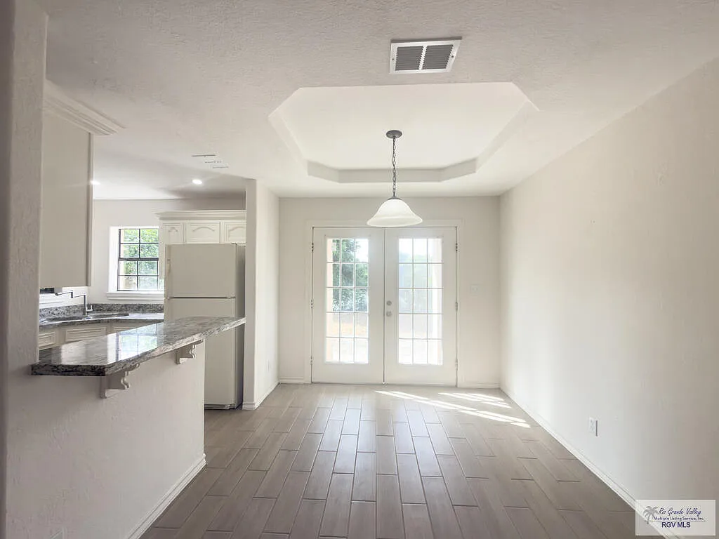 3 bed, 2.0 bath, 1081 sqft, $1,600 — Photo 4