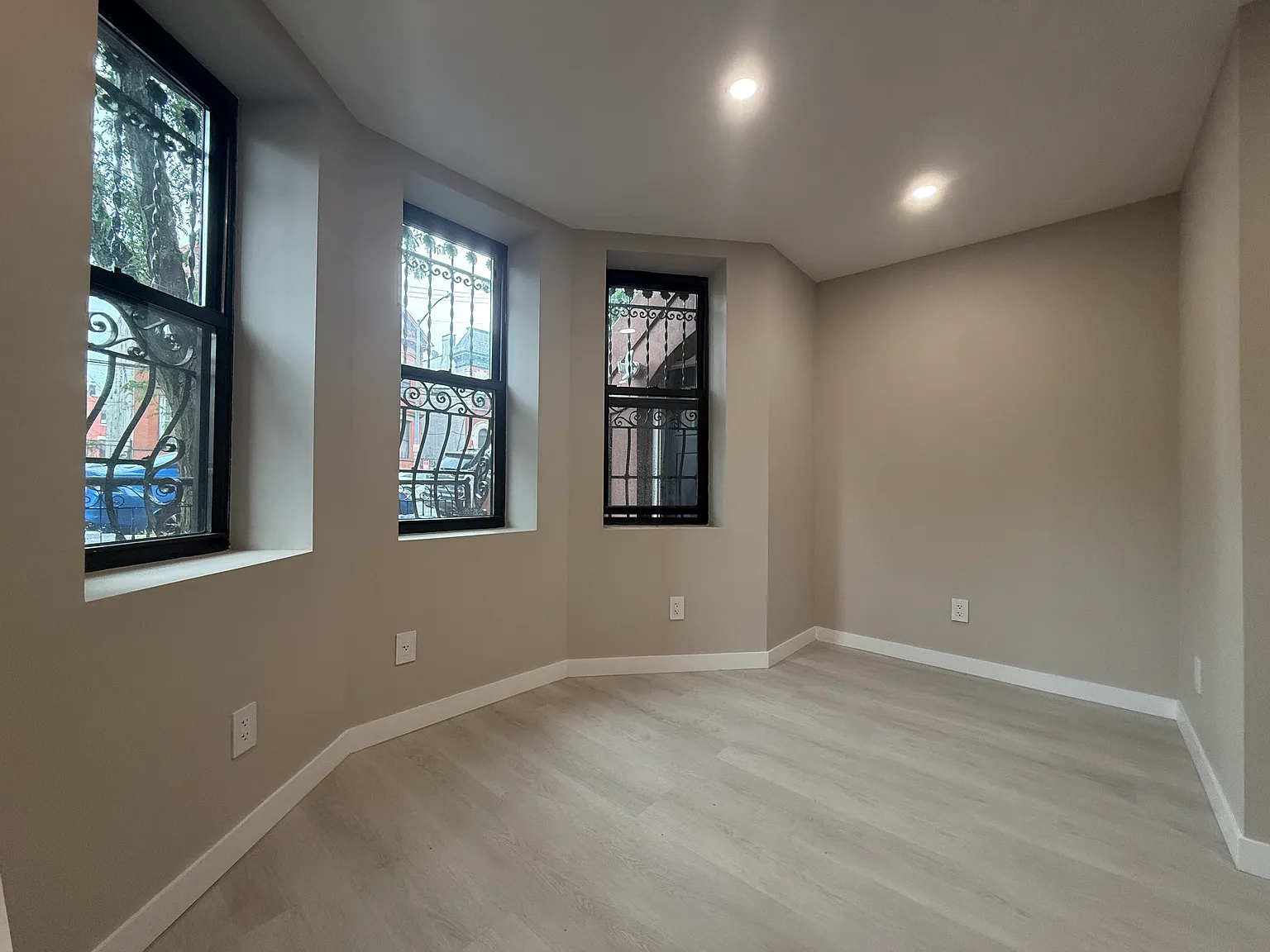 3 bed, 1000 sqft, $3,700 — Photo 1