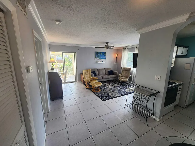 637 NE 6th Ct #L — Photo 7