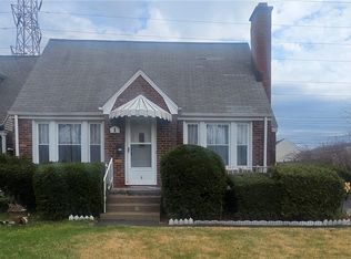 1 Cresthaven Dr, Cheektowaga, NY 14225