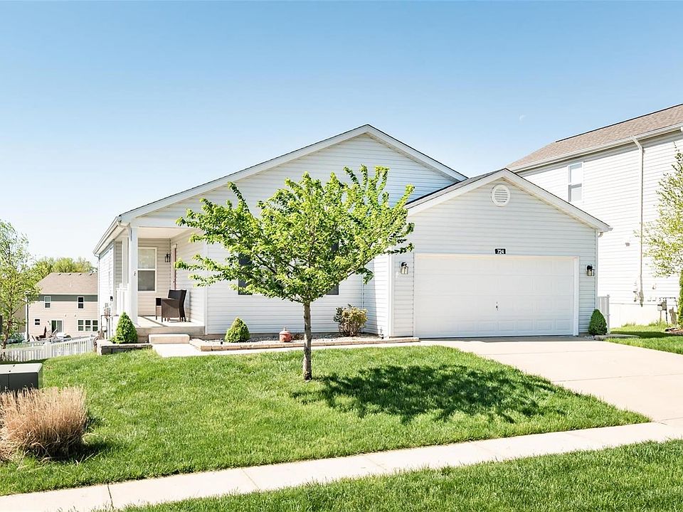 Darling home in convenient location, ready for new owners!