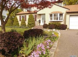 12 Woodwaye Rd, Plainview, NY 11803