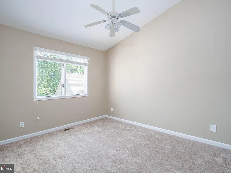 207 Southampton Ct — Photo 15