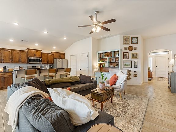 5th image of 541 Melrose Pl