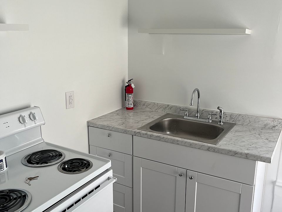 1st image of 2422 Hoyt Ave #4