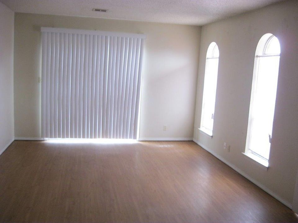 1st image of 120 Crawford Ct #122