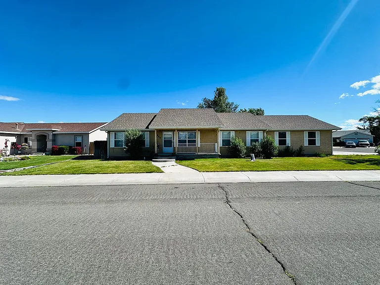 844 Woodhaven Dr — Photo 3