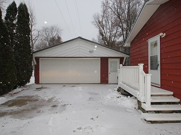 2nd image of 903 Arbutus Ave