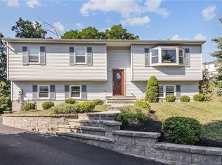 6 Fawn Ridge Ct, Harriman, NY 10926