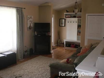 4th image of 727 Cedar Crest Dr