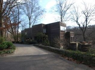 640 Gatehouse Ln, Philadelphia, PA 19118