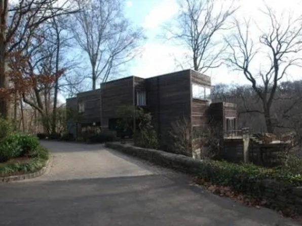 640 Gatehouse Ln, Philadelphia, PA 19118