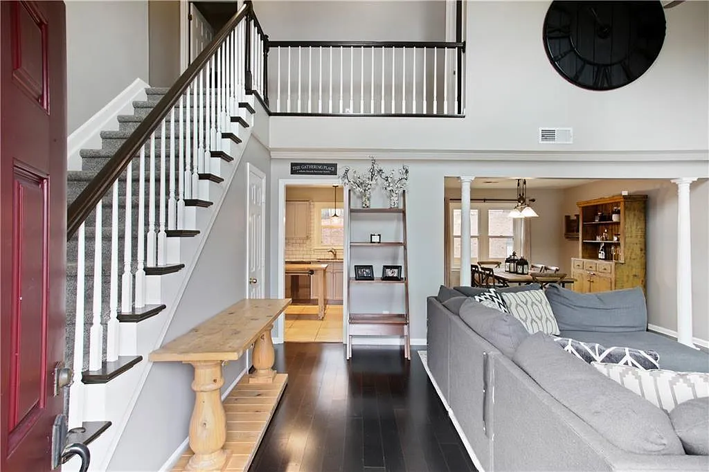 5 bed, 2350 sqft, $2,850 — Photo 3