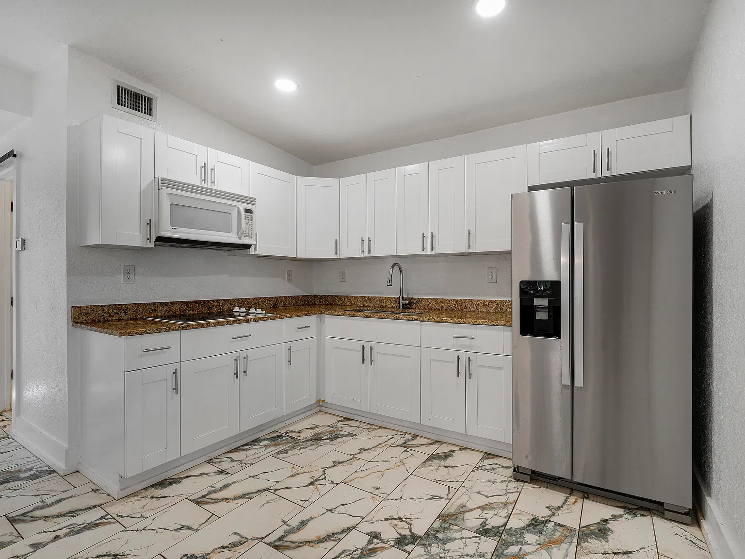 3 bed, 1.0 bath, 1001 sqft, $2,700 — Photo 3