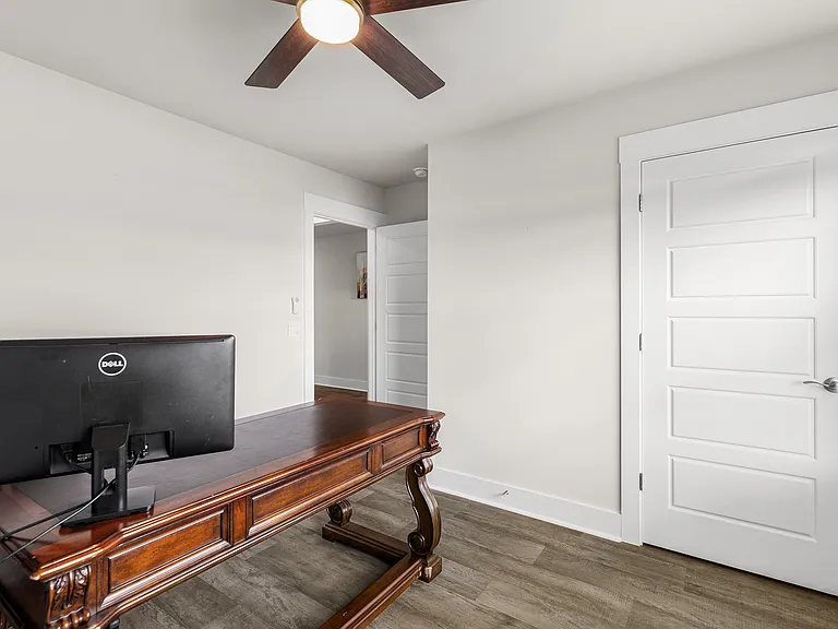 Office-front bedroom/can be either depending on tenant needs