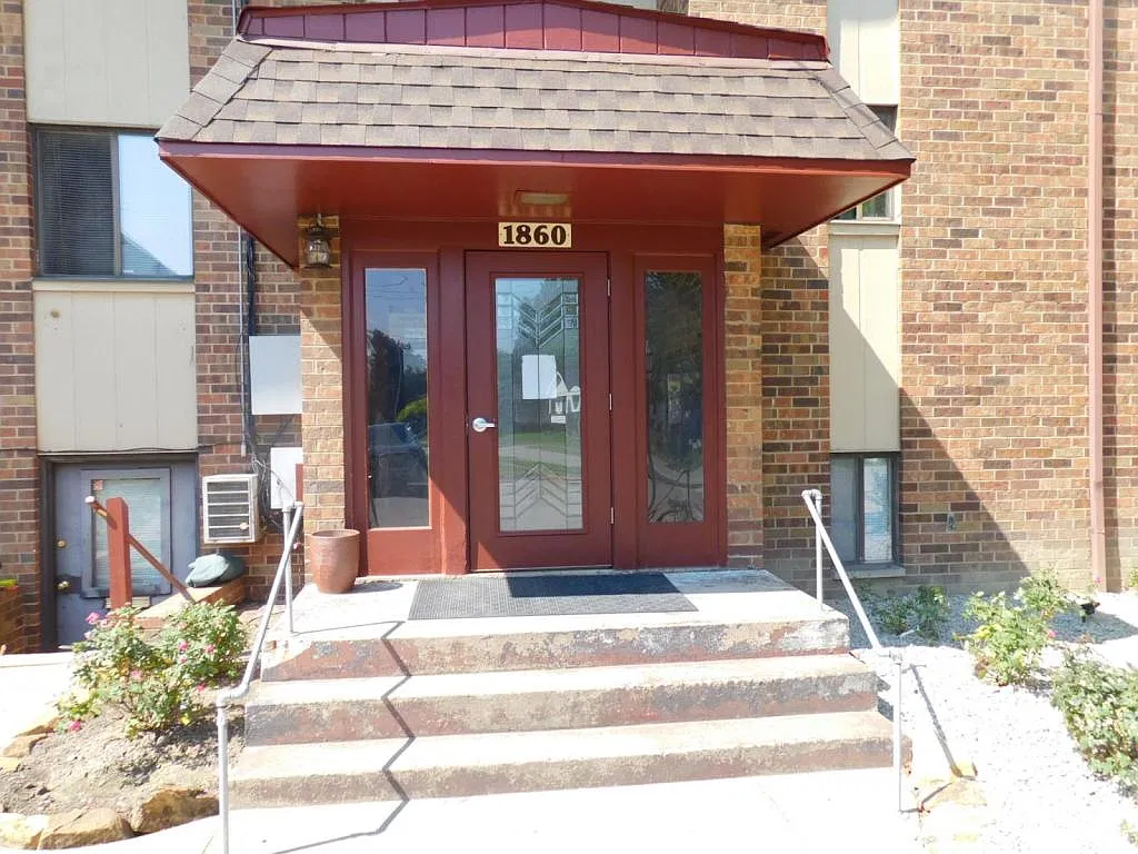 1860 Mahoning Ave NW — Photo 2