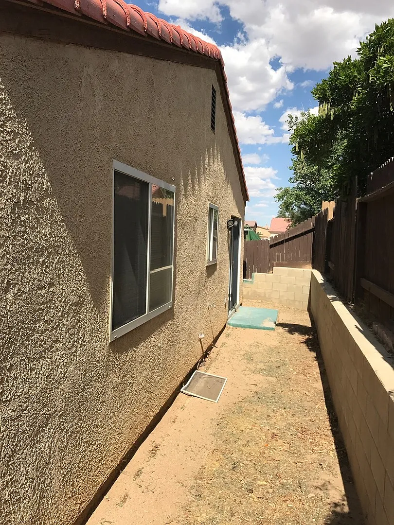 4 Bedroom Victorville Home — Photo 3