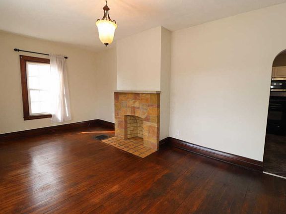 3rd image of 165 Columbian Ave