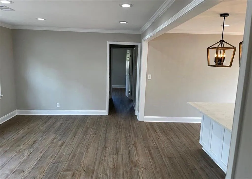 3 bed, 2.0 bath, 1073 sqft, $2,100 — Photo 3
